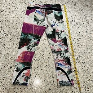 Lululemon crop leggings zipper back magenta print 4